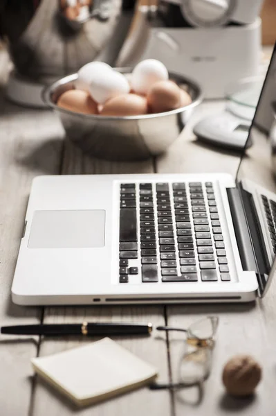 Tableta PC en la mesa de la cocina. Internet libro de recetas en línea — Foto de Stock