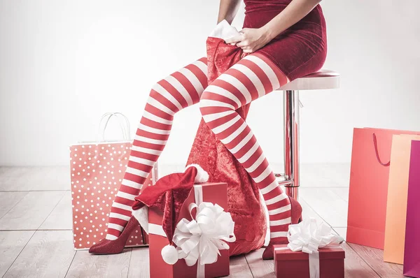Sexy Santa piernas de mujer. concepto de compras de Navidad — Foto de Stock