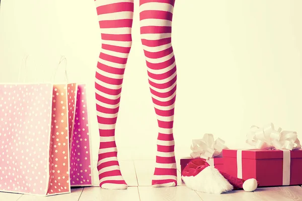 Sexy pernas de Santa mulher. Conceito de compras de Natal. Caixa de presente de Natal — Fotografia de Stock