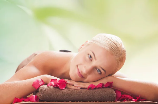 Blondine im Wellness-Salon bekommt Massage — Stockfoto