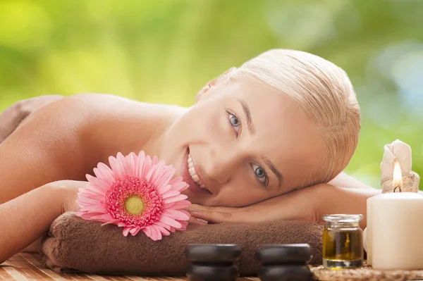 Blonde vrouw in spa salon massage krijgen — Stockfoto