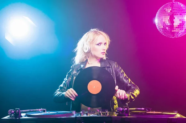 DJ kız parti güvertelerde açık