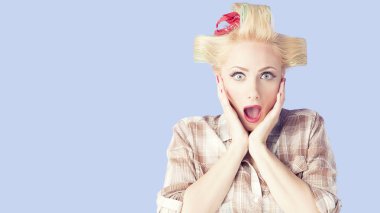  Pin-up tarzı giymiş güzel genç sürpriz kadın portresi