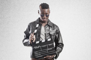 Bir Klaket tutan genç Afrikalı-Amerikalı adam