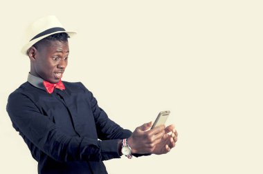 cep telefonunu kullanan nedensel Afrika adam