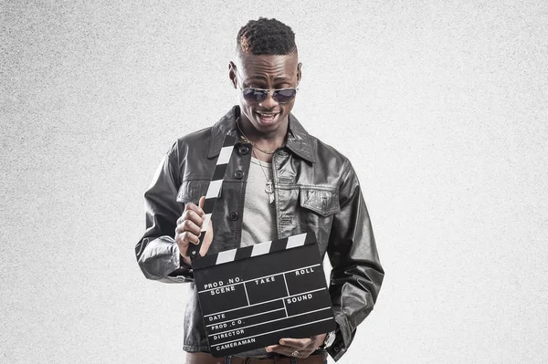 Bir Klaket tutan genç Afrikalı-Amerikalı adam