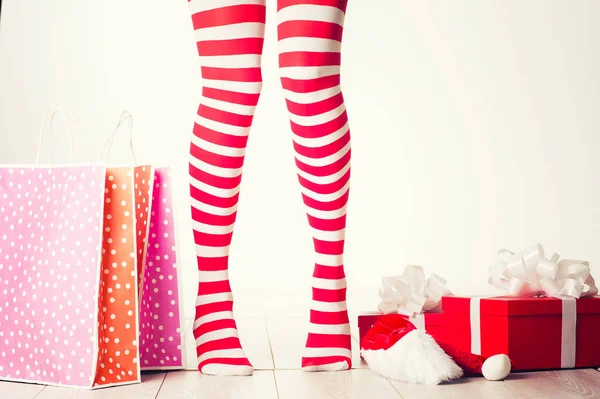 Mulher em meias de Natal — Fotografia de Stock