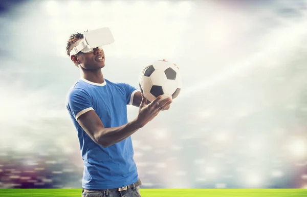 Чоловік грає у футбол за допомогою VR окулярів — стокове фото