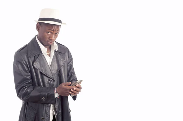 Causale africano uomo utilizzando il suo cellulare — Foto Stock