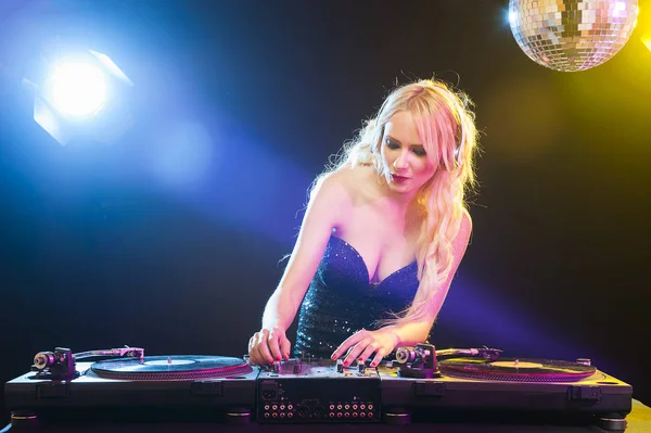 Mujer rubia dj tocando música en la fiesta — Foto de Stock