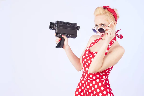 Pin-up chica sosteniendo vintage 8 mm cámara — Foto de Stock