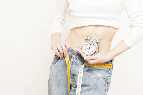 Esbelta hembra sosteniendo reloj despertador — Foto de Stock