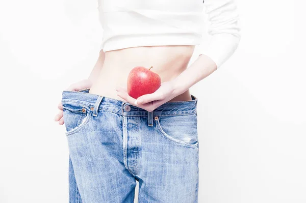 Γυναίκα δείχνει ένα μήλο σε στενή επάνω του στομάχου κοιλιά. — Φωτογραφία Αρχείου