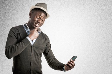 Akıllı telefon kullanan genç Afrikalı-Amerikalı adam