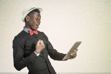 Akıllı telefon kullanan genç Afrikalı-Amerikalı adam