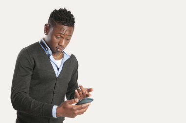 Akıllı telefon kullanan genç Afrikalı-Amerikalı adam