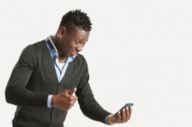 Akıllı telefon kullanan genç Afrikalı-Amerikalı adam