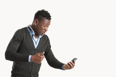 Akıllı telefon kullanan genç Afrikalı-Amerikalı adam