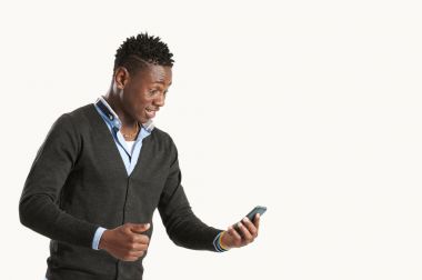 Akıllı telefon kullanan genç Afrikalı-Amerikalı adam