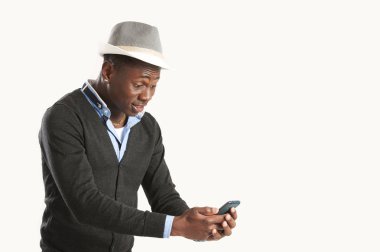 Akıllı telefon kullanan genç Afrikalı-Amerikalı adam