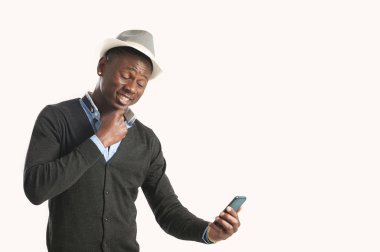 Akıllı telefon kullanan genç Afrikalı-Amerikalı adam