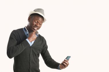 Akıllı telefon kullanan genç Afrikalı-Amerikalı adam