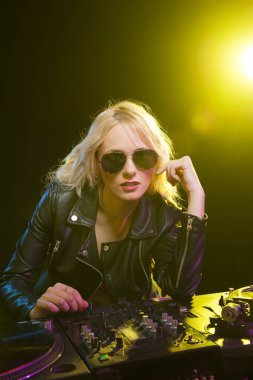 DJ kız parti güvertelerde açık