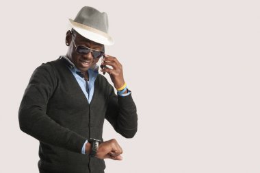 Akıllı telefon kullanan genç Afrikalı-Amerikalı adam