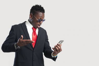 Akıllı telefon kullanan genç Afrikalı-Amerikalı adam