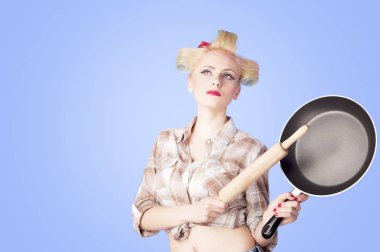 Silindir-pin ve pan ile komik ev kadını