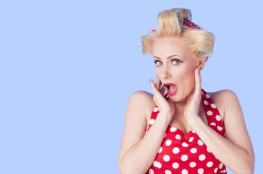 Düşünme sarışın ev hanımı