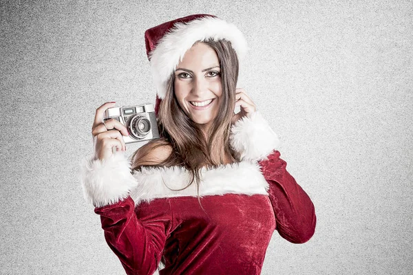 Bela santa mulher segurando câmera — Fotografia de Stock