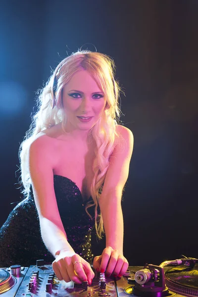 DJ kız parti güvertelerde açık