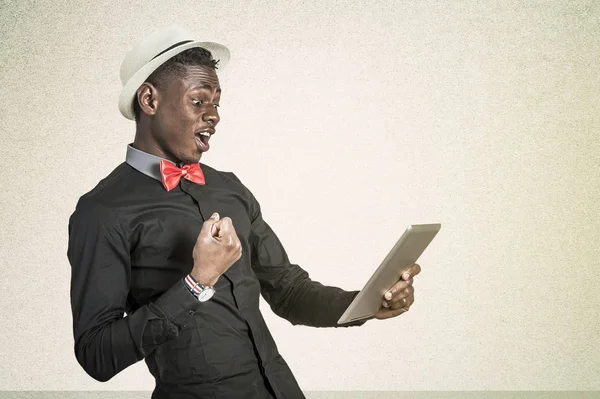 Akıllı telefon kullanan genç Afrikalı-Amerikalı adam