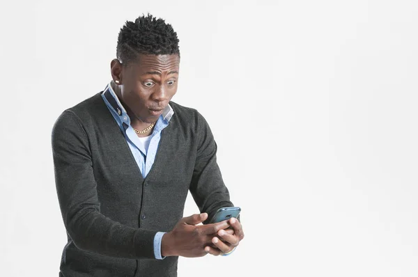 Jovem afro-americano usando telefone inteligente — Fotografia de Stock