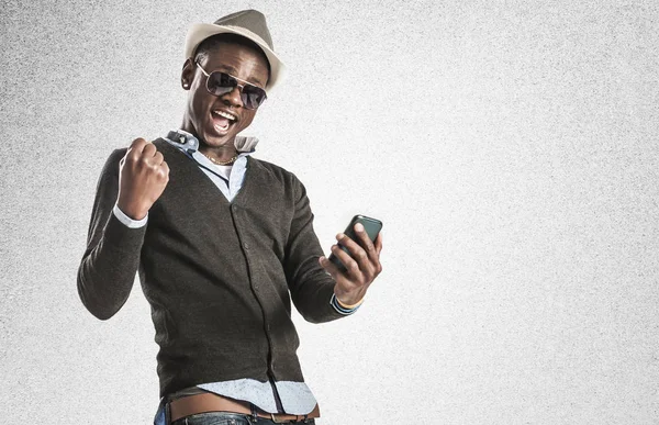 Giovane uomo afroamericano utilizzando smart phone — Foto Stock