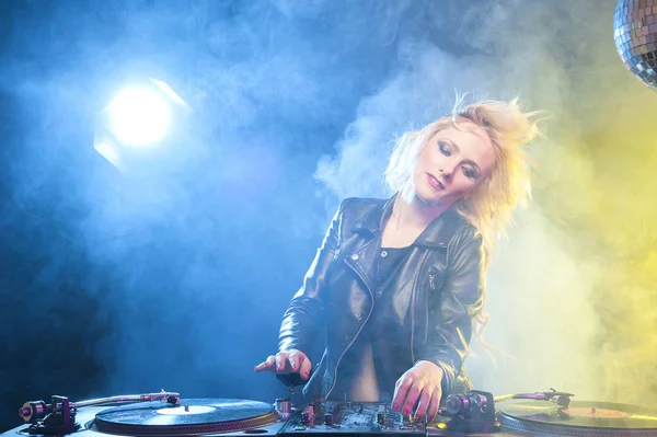 DJ chica en cubiertas en la fiesta — Foto de Stock