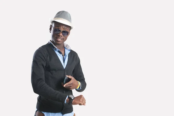 Молодий афроамериканець людиною за допомогою смарт-телефон — стокове фото