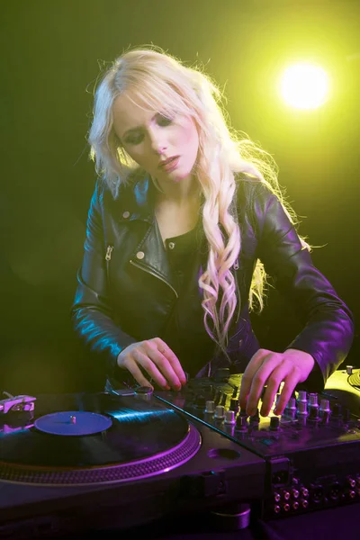 DJ chica en cubiertas en la fiesta — Foto de Stock