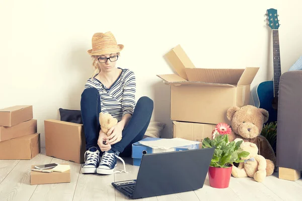  Eve taşınırken çok tatlı bir kızdı.