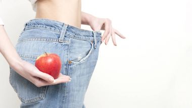 Genç beyaz büyük boy kot giyen kadın ince