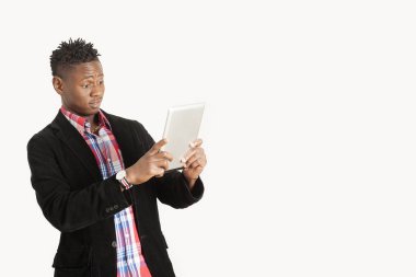 Afrikalı-Amerikalı genç tablet kullanma