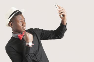 Akıllı telefon kullanan genç Afrikalı-Amerikalı adam