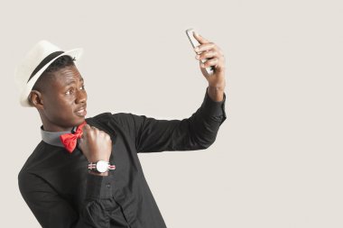 Akıllı telefon kullanan genç Afrikalı-Amerikalı adam