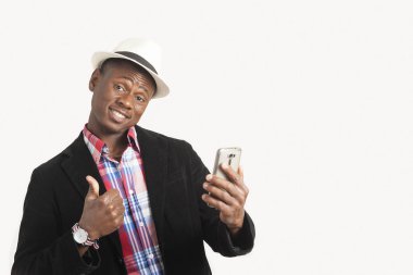 Akıllı telefon kullanan genç Afrikalı-Amerikalı adam