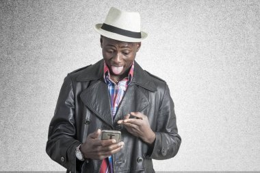 Akıllı telefon kullanan genç Afrikalı-Amerikalı adam