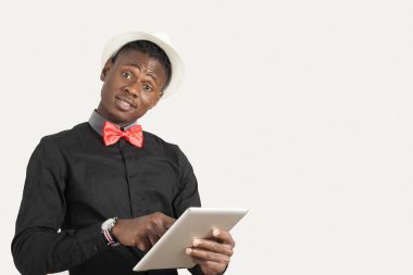 Akıllı telefon kullanan genç Afrikalı-Amerikalı adam