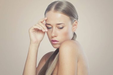 güzel model mükemmel cilt yüzü beyaz üzerinde gösterilen