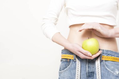 Büyük boy kot giyen kadın genç ince 