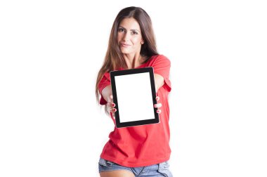 Bir tablet ile boş siyah perde tutan kadın